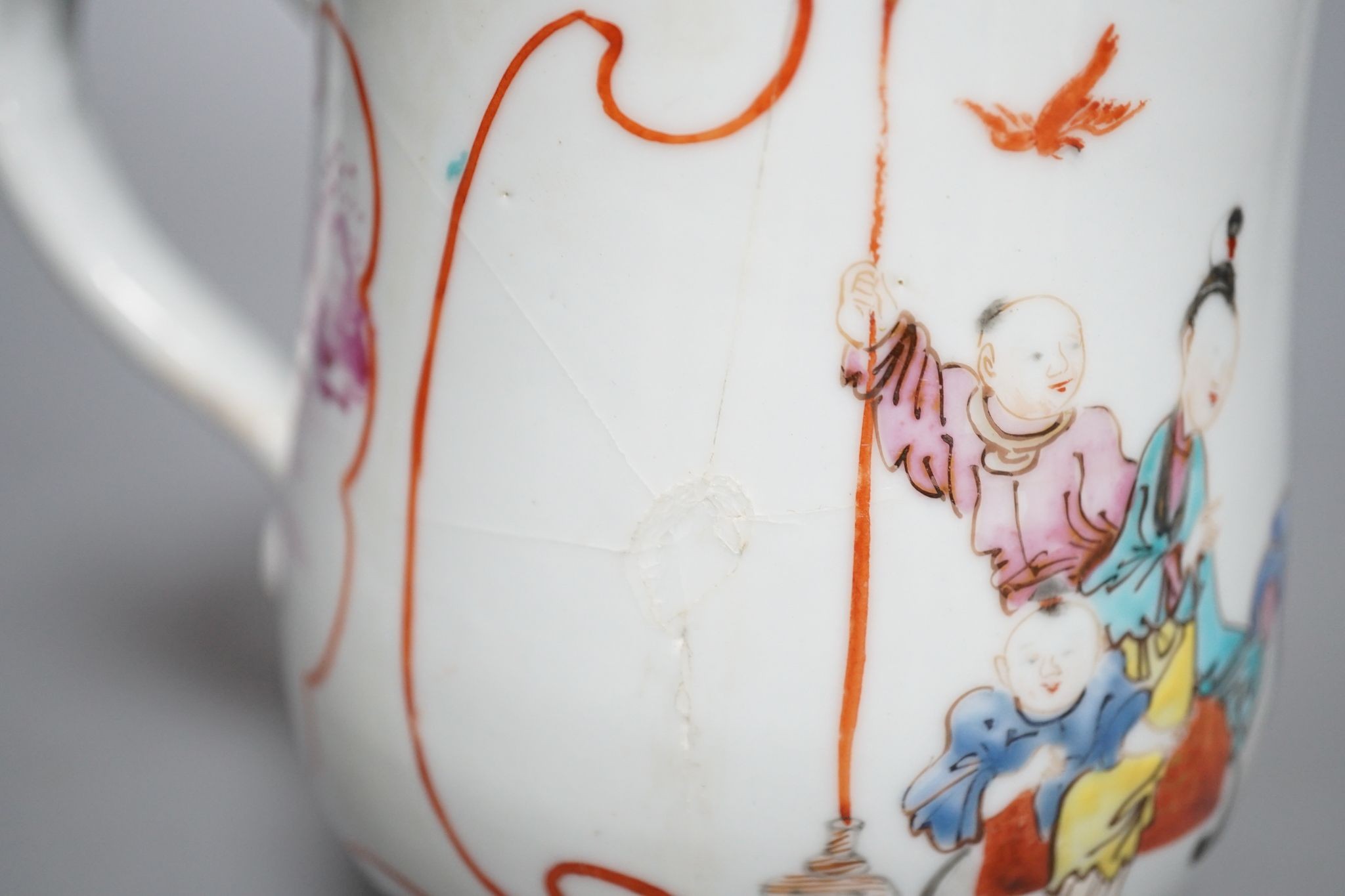 An 18th century Chinese export famille rose mug , 14cm